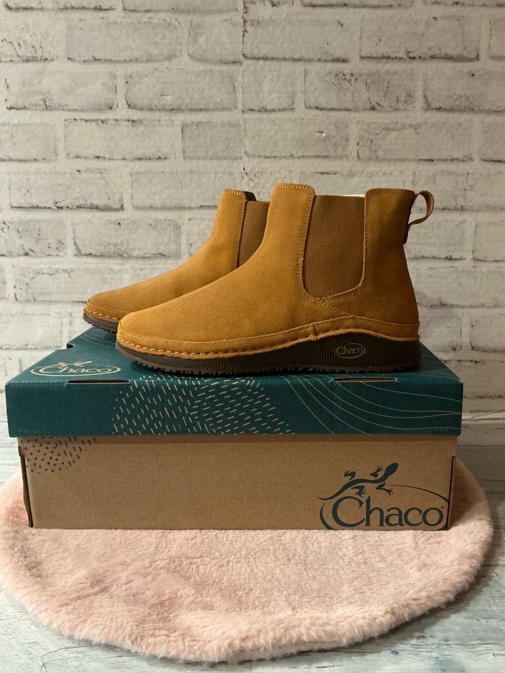 Chaco Women’s Size 8 Suede Waterproof Paonia Chelsea Boots